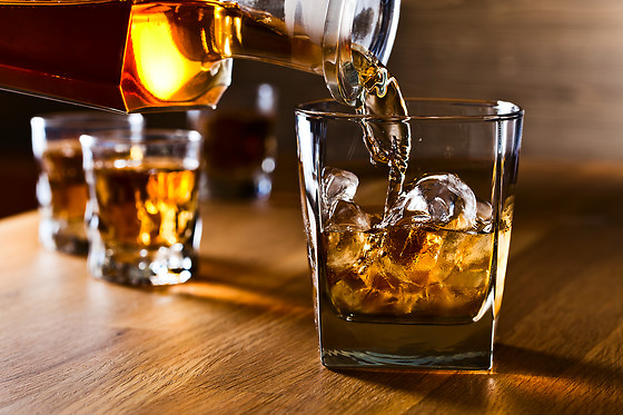 BESØG ET WHISKYDESTILLERI