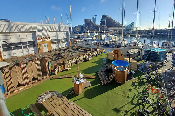 Vildmarksbad og koldtvandskar for 2 hos Surf Agency