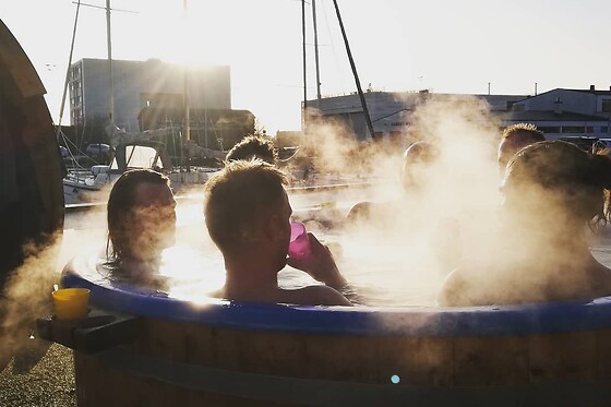 Vildmarksbad og koldtvandskar for 2 hos Surf Agency