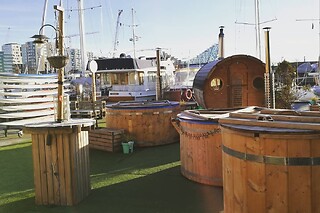 Vildmarksbad og koldtvandskar for 2 hos Surf Agency